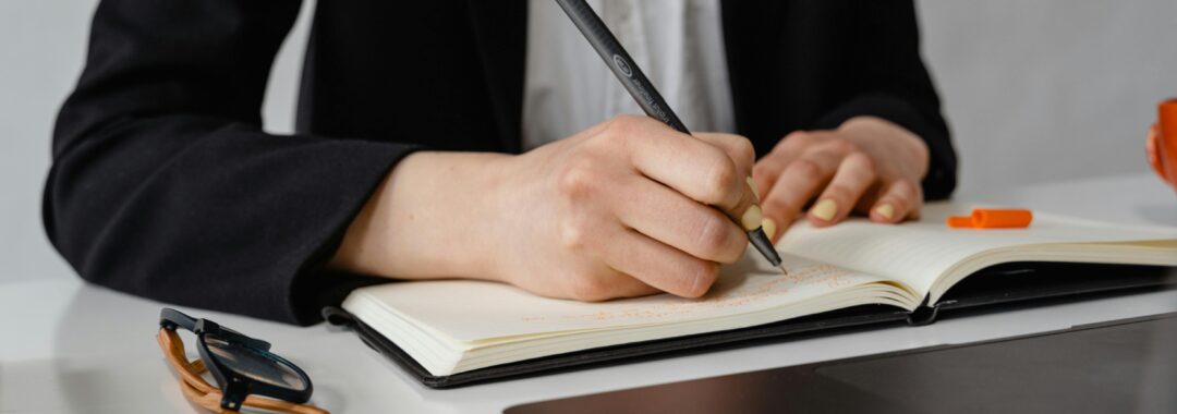 Ilustrasi tiga elemen NLP: Neuro, Linguistik, dan Pemrograman