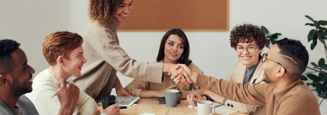 Ilustrasi tim kerja menerapkan modeling NLP untuk meningkatkan performa berdasarkan prinsip Dr. Richard Bandler