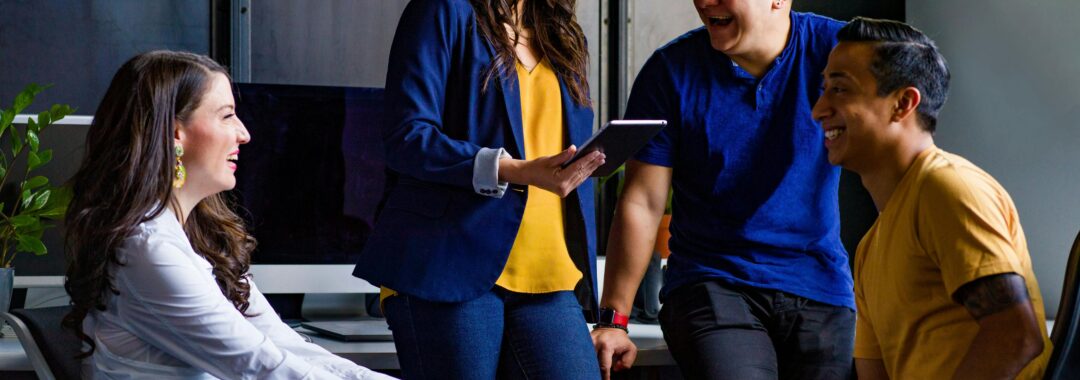 Seorang peserta pelatihan NLP resmi sedang praktik teknik komunikasi dengan supervisi trainer berlisensi